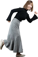 走る女性スタッフ