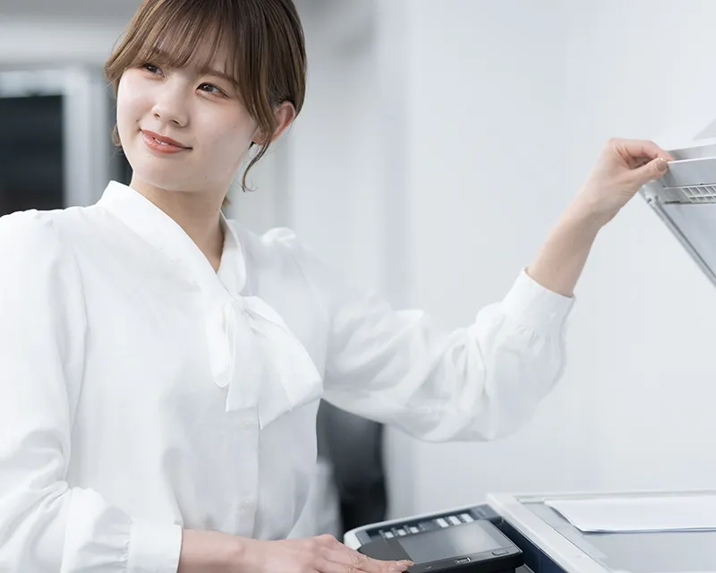 コピー業務を行う女性スタッフの写真