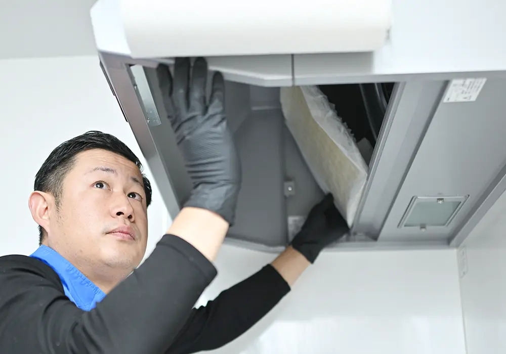 ハウスクリーニングする男性