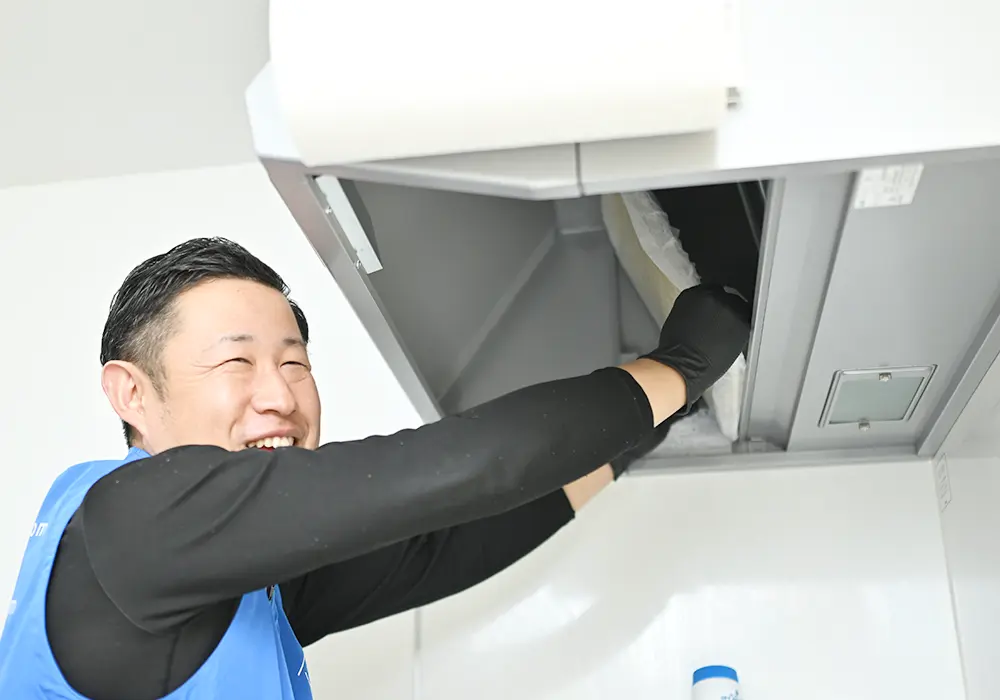 ハウスクリーニングする男性のイメージ