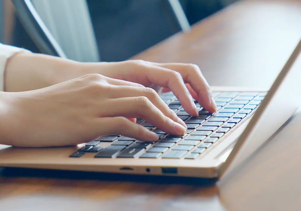 メールの返信をしているイメージ